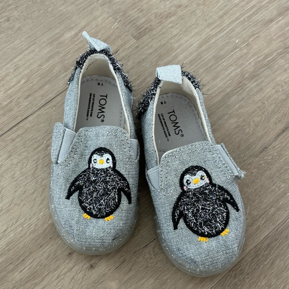 Size 5 TOMS toddler penguin shoes - Picture 3 of 4